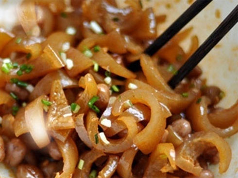 Chồng hoảng hồn khi vợ đổ rượu vào nồi cơm nhưng sự thật khiến ai cũng nể phục-3