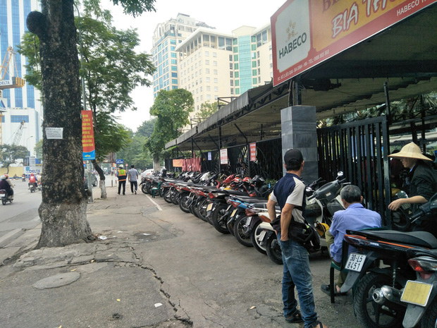 Nhân chứng vụ cụ ông 80 tuổi bị gã xe ôm hành hung: Hắn lấy súng cao su bắn vào mặt, khi thấy ông cụ ngã xuống còn nhảy lên giẫm đạp-4