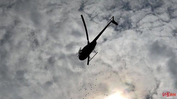 Chú rể chơi trội đem máy bay rắc phong bì, cô dâu và khách mời choáng váng-2