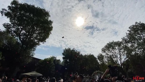 Chú rể chơi trội đem máy bay rắc phong bì, cô dâu và khách mời choáng váng-3