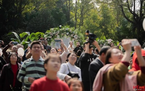 Chú rể chơi trội đem máy bay rắc phong bì, cô dâu và khách mời choáng váng-5