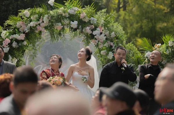 Chú rể chơi trội đem máy bay rắc phong bì, cô dâu và khách mời choáng váng-6