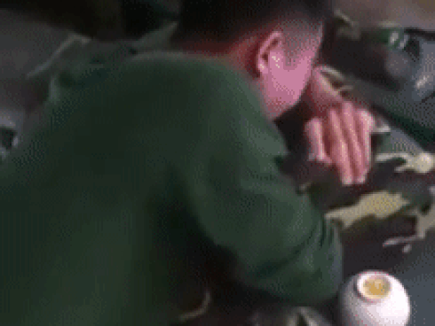 Bạn gái quen qua mạng hẹn ra SVĐ Mỹ Đình xem bóng, thanh niên ôm mặt chán nản khi bị leo cây-4