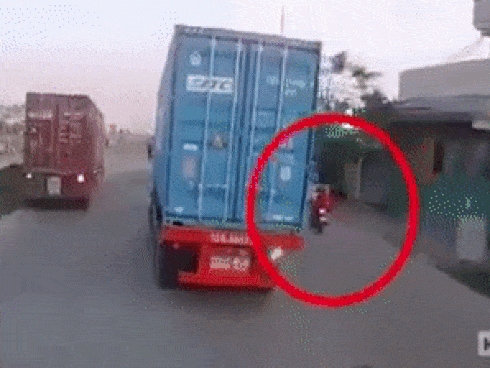 Clip: Nam thanh niên chạy xe máy liều lĩnh tạt đầu container