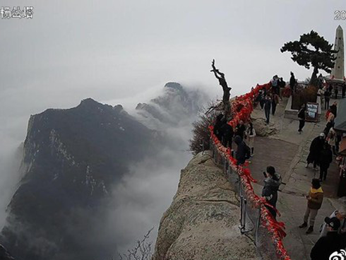 Vật thể lạ rơi từ tầng 22 trúng cậu bé 3 tuổi, người mẹ hoảng loạn ôm chặt đầu đầy máu của con đang khóc lóc-4