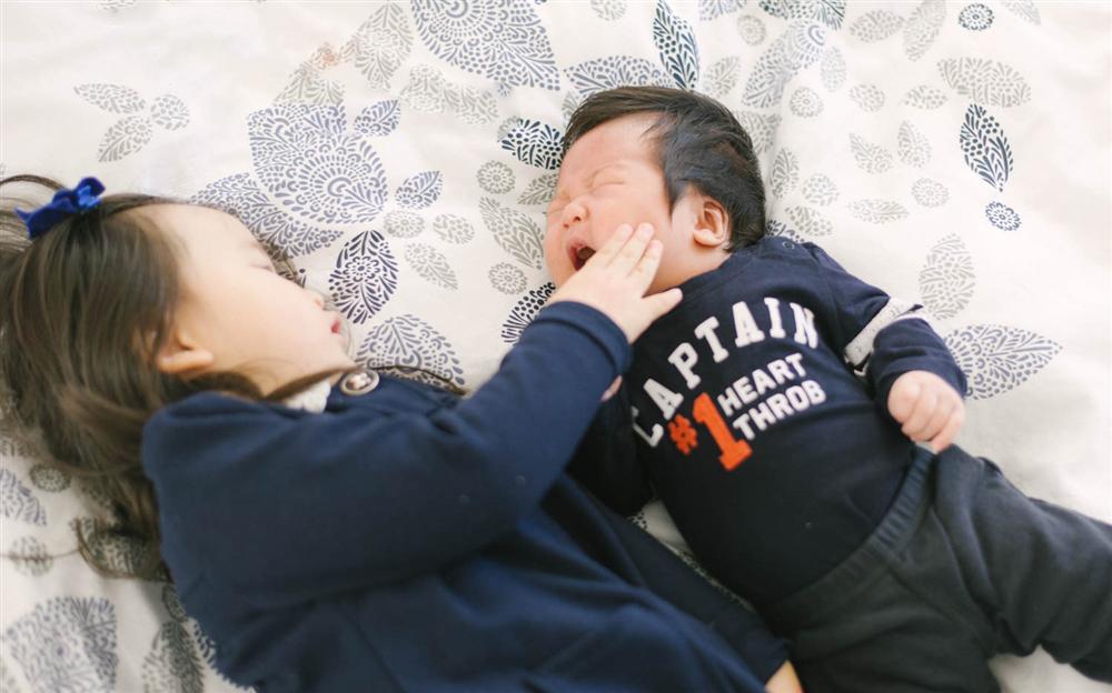 Chỉ 1 câu nói hớ, bà mẹ trẻ vô tình khiến đứa con cả ghét cay ghét đắng em, 90% mẹ Việt đều từng mắc sai lầm này-1