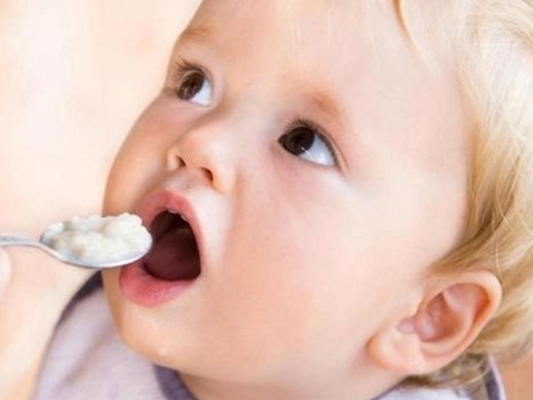 Mớm cơm cho cháu ăn, bà vô tình khiến cháu bị viêm toàn bộ niêm mạc dạ dày