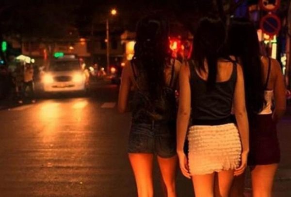 Cô gái 10 năm làm gái: Một khi đã vào phòng, đóng cửa lại là không còn lựa chọn khác-3