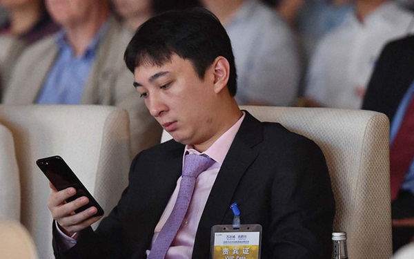 Từng chơi ngông mua 8 chiếc iPhone cho thú cưng, giờ cậu ấm nhà tỷ phú rơi vào cảnh bị cấm khỏi dịch vụ cao cấp vì... không chịu trả nợ-1