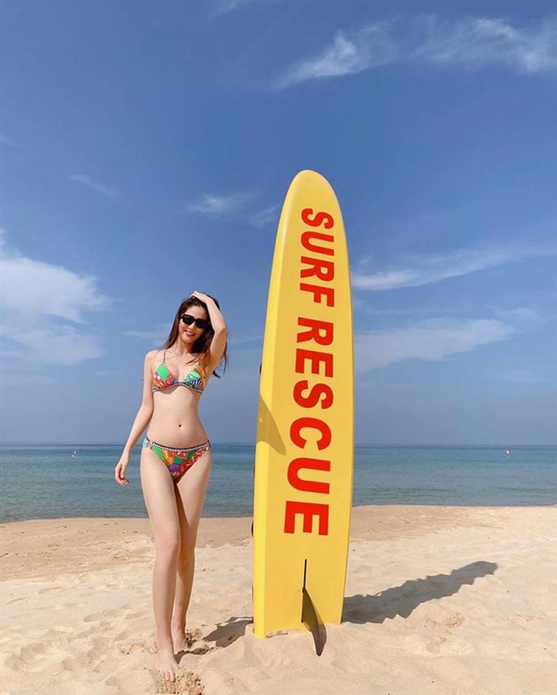Diễm My 9x ‘thiêu đốt’ bãi biển Phú Quốc với bikini hai mảnh rực rỡ-2