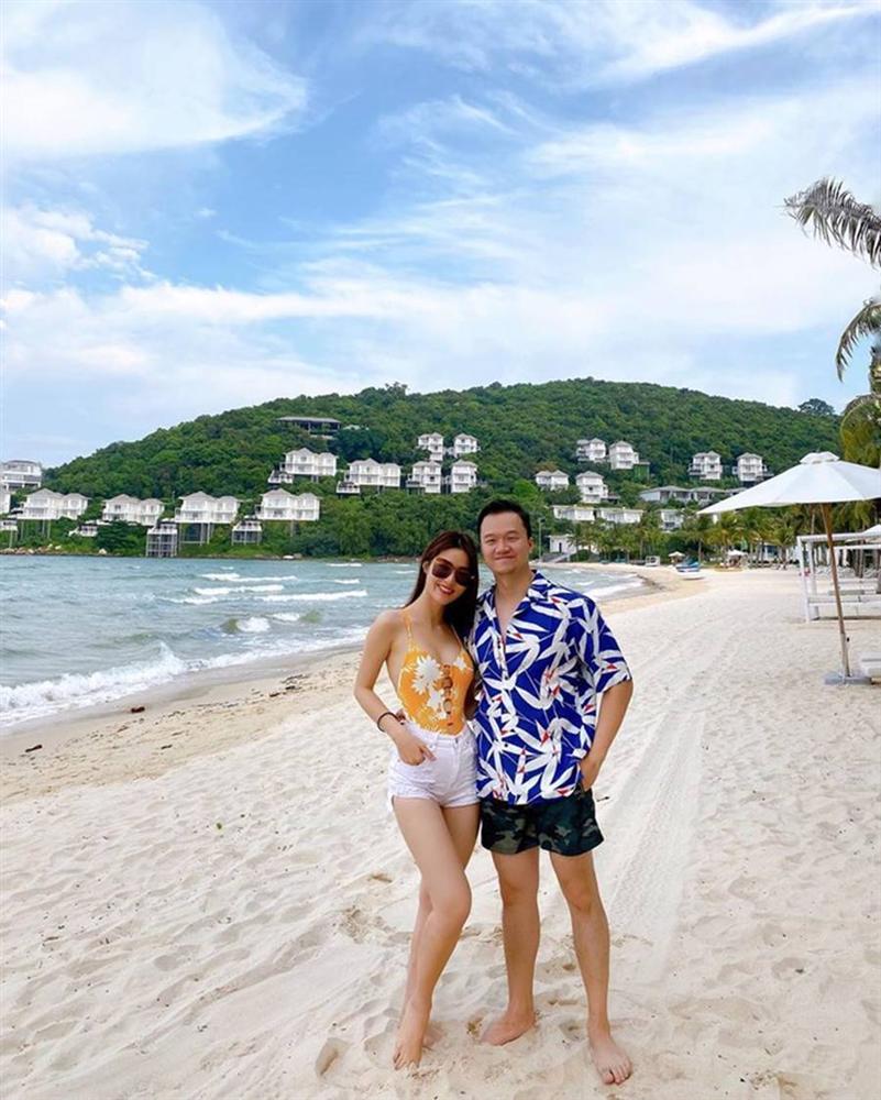 Diễm My 9x ‘thiêu đốt’ bãi biển Phú Quốc với bikini hai mảnh rực rỡ-5