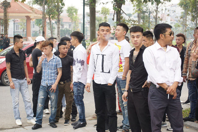 Xét xử Khá Bảnh và đồng bọn: Rất đông người dân hiếu kì đến xem-4