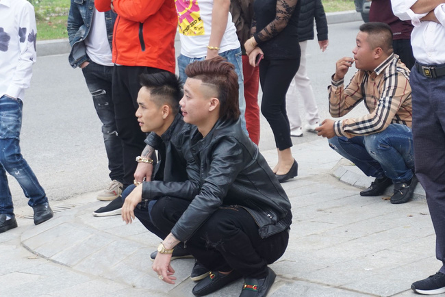 Xét xử Khá Bảnh và đồng bọn: Rất đông người dân hiếu kì đến xem-6