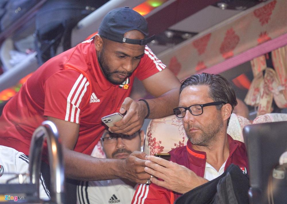 Đội tuyển UAE đi chuyên cơ, tới Việt Nam lúc nửa đêm-9