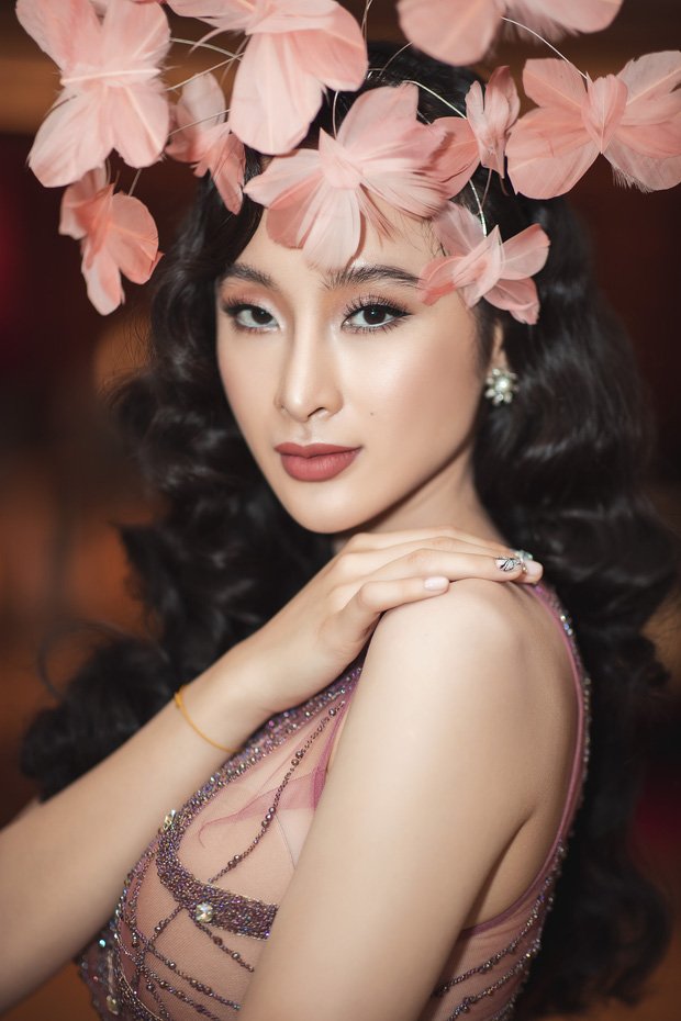 Tái xuất Vbiz, Angela Phương Trinh chơi lớn đội cả rừng hoa nhưng lộ miếng dán ngực lù lù-4