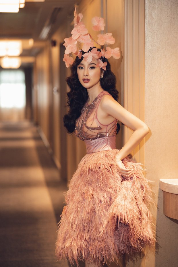 Tái xuất Vbiz, Angela Phương Trinh chơi lớn đội cả rừng hoa nhưng lộ miếng dán ngực lù lù-5