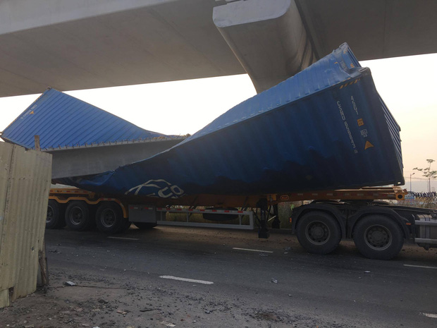 Xe container kéo sập dầm bê tông của công trình hầm chui xa lộ Hà Nội, giao thông ùn ứ kéo dài-1