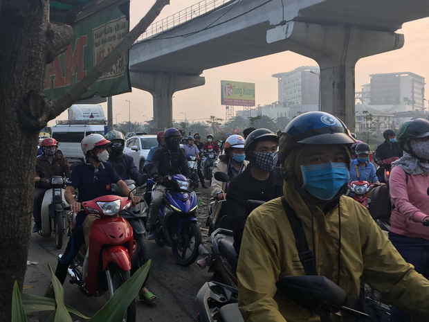 Xe container kéo sập dầm bê tông của công trình hầm chui xa lộ Hà Nội, giao thông ùn ứ kéo dài-2