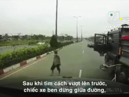 Tài xế vượt ẩu không thành, cầm đao dọa chém lái xe container