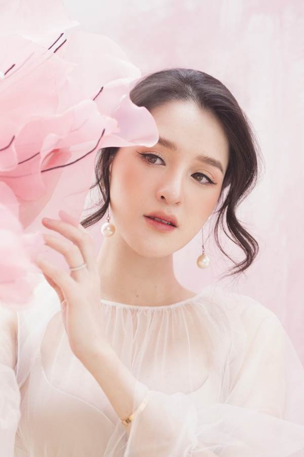 Á hậu Hoàng Anh mặc váy xuyên thấu khoe bụng bầu 8 tháng-4