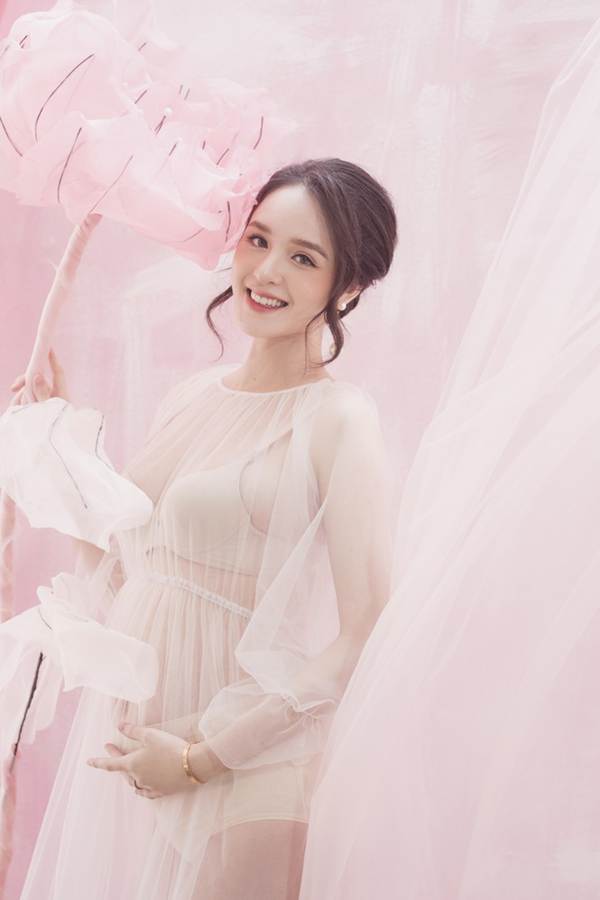 Á hậu Hoàng Oanh mặc váy cưới sau khi chia tay Huỳnh Anh