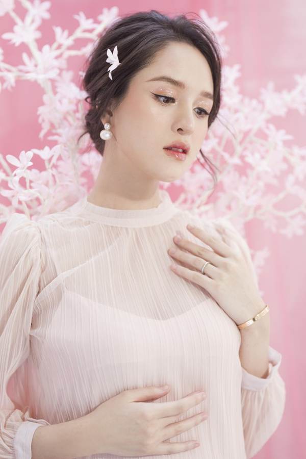 Á hậu Hoàng Anh mặc váy xuyên thấu khoe bụng bầu 8 tháng-7