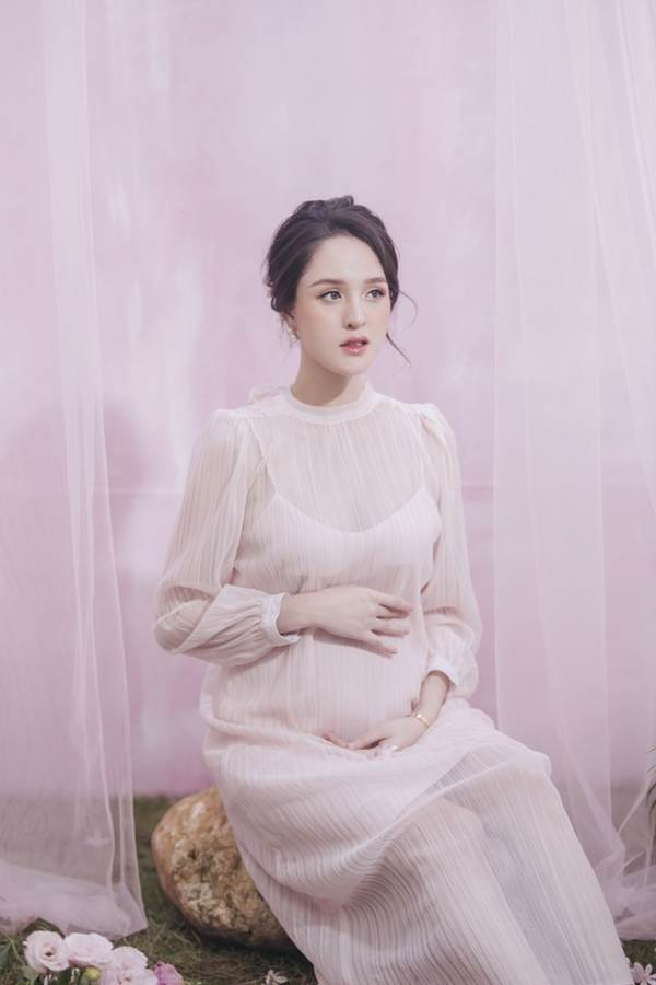 Á hậu Hoàng Anh mặc váy xuyên thấu khoe bụng bầu 8 tháng-8