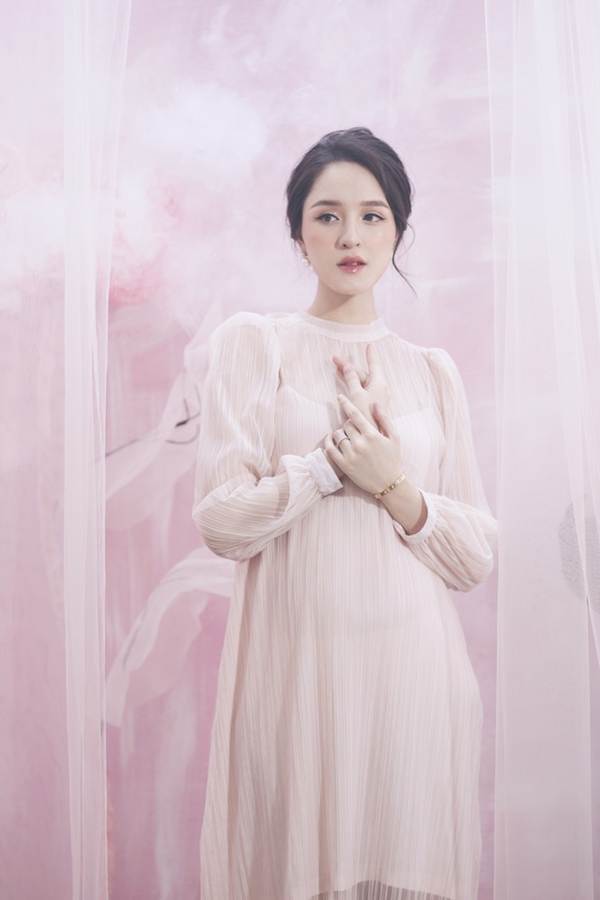 Á hậu Hoàng Anh mặc váy xuyên thấu khoe bụng bầu 8 tháng-9