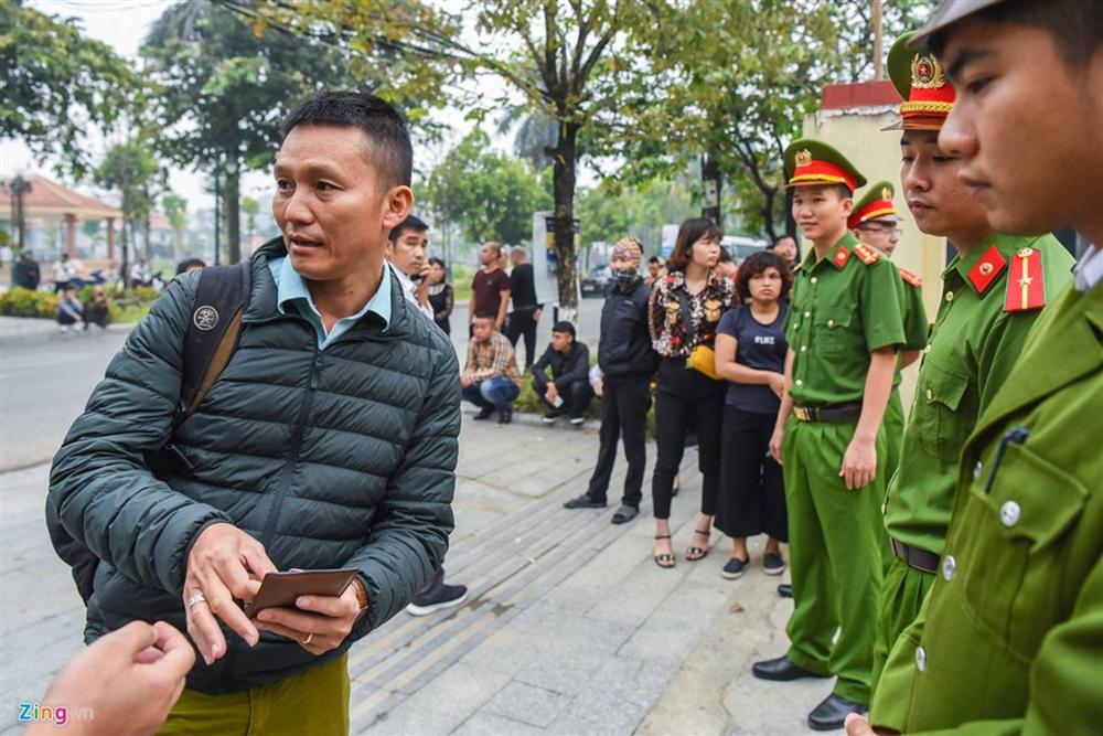 Mẹ Khá Bảnh lao vào ôm con giữa sân tòa-3