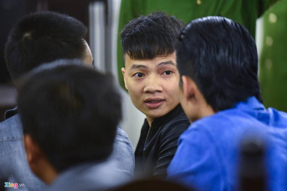 Mẹ Khá Bảnh lao vào ôm con giữa sân tòa-12