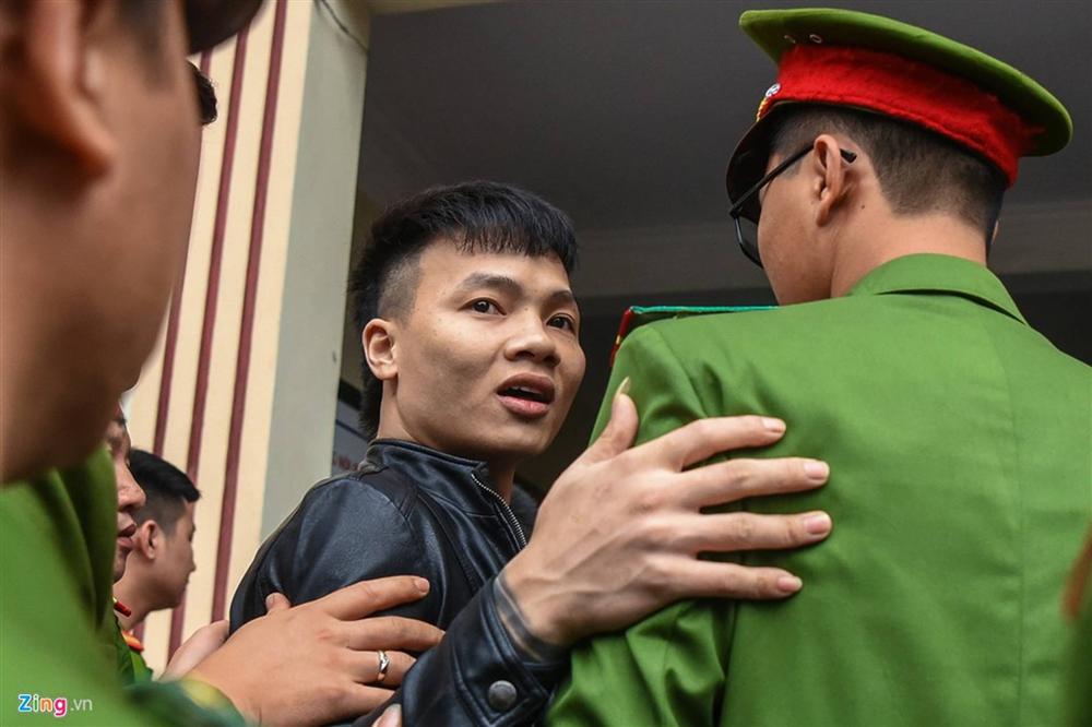 Mẹ Khá Bảnh lao vào ôm con giữa sân tòa-13