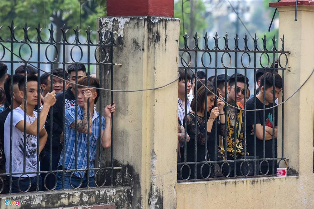 Mẹ Khá Bảnh lao vào ôm con giữa sân tòa-4