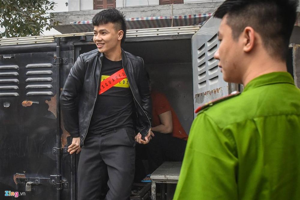 Mẹ Khá Bảnh lao vào ôm con giữa sân tòa-6