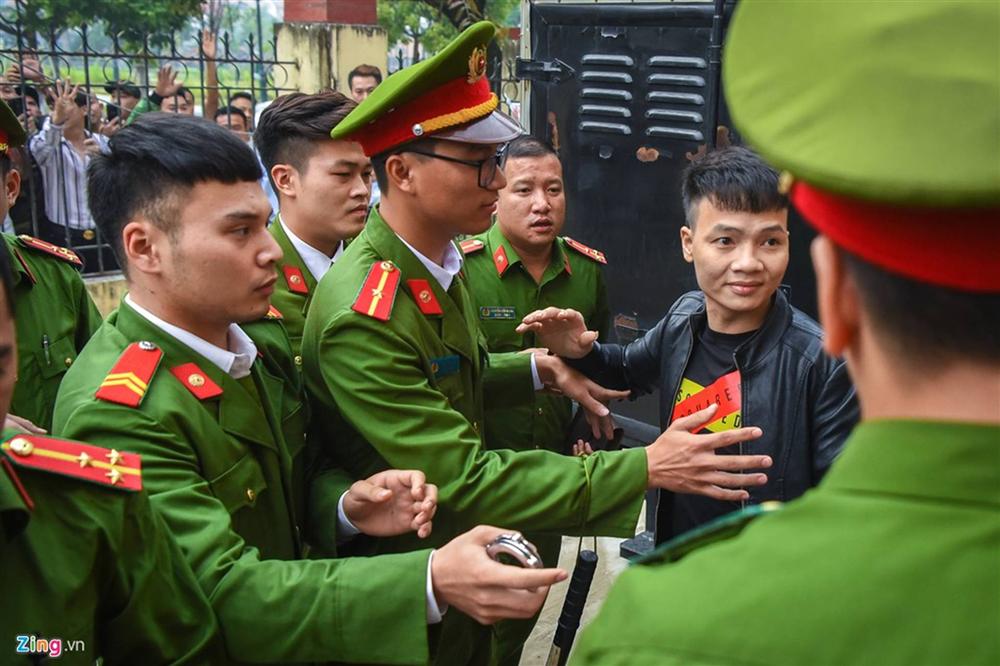 Mẹ Khá Bảnh lao vào ôm con giữa sân tòa-7