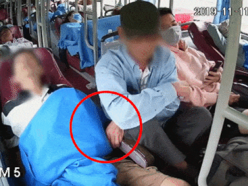 Clip sốc: Thấy hành khách ngủ thiếp trên xe giường nằm, người đàn ông bò sang tiện tay móc trộm tài sản-1