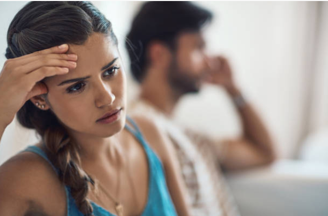 Cứ tan học con gái lại mất hút với lý do học nhóm, tôi theo dõi rồi bật khóc khi thấy con cầm cây sắt bới thùng rác ở ven đường-1