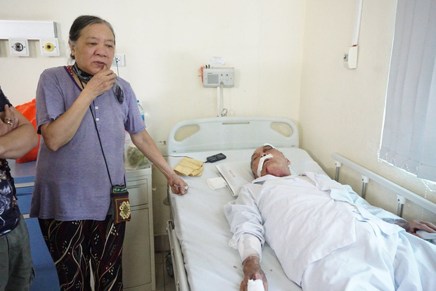 Vụ cụ ông 80 tuổi bị tài xế xe ôm hành hung nhập viện: Đánh chồng tôi như vậy là không chấp nhận được nhưng bắt tù tội anh ta cũng khổ”-1
