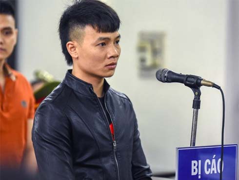 Ngán ngẩm, khó hiểu cảnh nhiều bạn trẻ mặc đồng phục học sinh ùn ùn kéo đến phiên tòa vẫy tay chào thần tượng Khá Bảnh?!-13