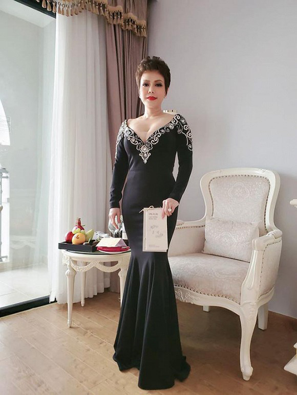 Bị chê mặc đồ hơi lố trong đám cưới Đông Nhi - Ông Cao Thắng, Việt Hương lên tiếng giải thích-1