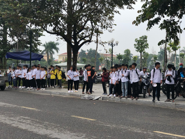 Ngán ngẩm, khó hiểu cảnh nhiều bạn trẻ mặc đồng phục học sinh ùn ùn kéo đến phiên tòa vẫy tay chào thần tượng Khá Bảnh?!-1