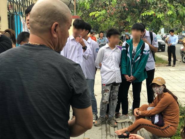 Ngán ngẩm, khó hiểu cảnh nhiều bạn trẻ mặc đồng phục học sinh ùn ùn kéo đến phiên tòa vẫy tay chào thần tượng Khá Bảnh?!-3