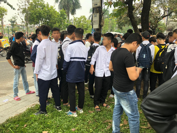 Ngán ngẩm, khó hiểu cảnh nhiều bạn trẻ mặc đồng phục học sinh ùn ùn kéo đến phiên tòa vẫy tay chào thần tượng Khá Bảnh?!-4