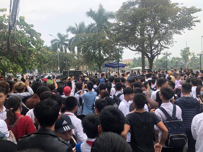 Ngán ngẩm, khó hiểu cảnh nhiều bạn trẻ mặc đồng phục học sinh ùn ùn kéo đến phiên tòa vẫy tay chào thần tượng Khá Bảnh?!-10