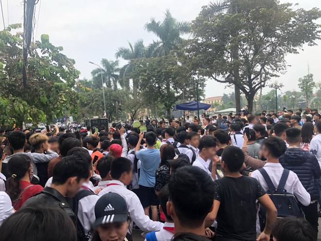 Ngán ngẩm, khó hiểu cảnh nhiều bạn trẻ mặc đồng phục học sinh ùn ùn kéo đến phiên tòa vẫy tay chào thần tượng Khá Bảnh?!-11