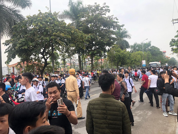 Ngán ngẩm, khó hiểu cảnh nhiều bạn trẻ mặc đồng phục học sinh ùn ùn kéo đến phiên tòa vẫy tay chào thần tượng Khá Bảnh?!-12