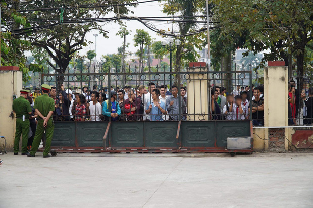 Ngán ngẩm, khó hiểu cảnh nhiều bạn trẻ mặc đồng phục học sinh ùn ùn kéo đến phiên tòa vẫy tay chào thần tượng Khá Bảnh?!-5