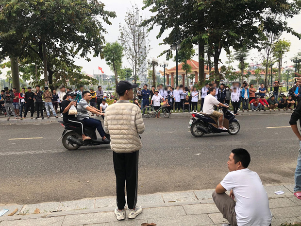 Ngán ngẩm, khó hiểu cảnh nhiều bạn trẻ mặc đồng phục học sinh ùn ùn kéo đến phiên tòa vẫy tay chào thần tượng Khá Bảnh?!-6