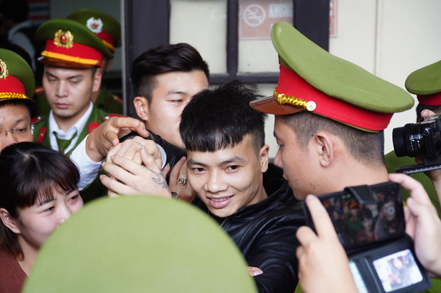 Ngán ngẩm, khó hiểu cảnh nhiều bạn trẻ mặc đồng phục học sinh ùn ùn kéo đến phiên tòa vẫy tay chào thần tượng Khá Bảnh?!-7