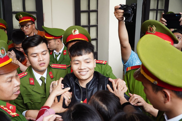 Ngán ngẩm, khó hiểu cảnh nhiều bạn trẻ mặc đồng phục học sinh ùn ùn kéo đến phiên tòa vẫy tay chào thần tượng Khá Bảnh?!-8