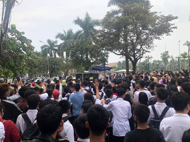 Ngán ngẩm, khó hiểu cảnh nhiều bạn trẻ mặc đồng phục học sinh ùn ùn kéo đến phiên tòa vẫy tay chào thần tượng Khá Bảnh?!-9